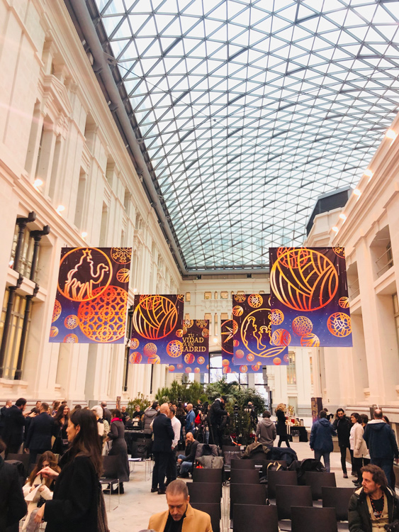 photo of the illustrations on banners in the shopping center of Madrid