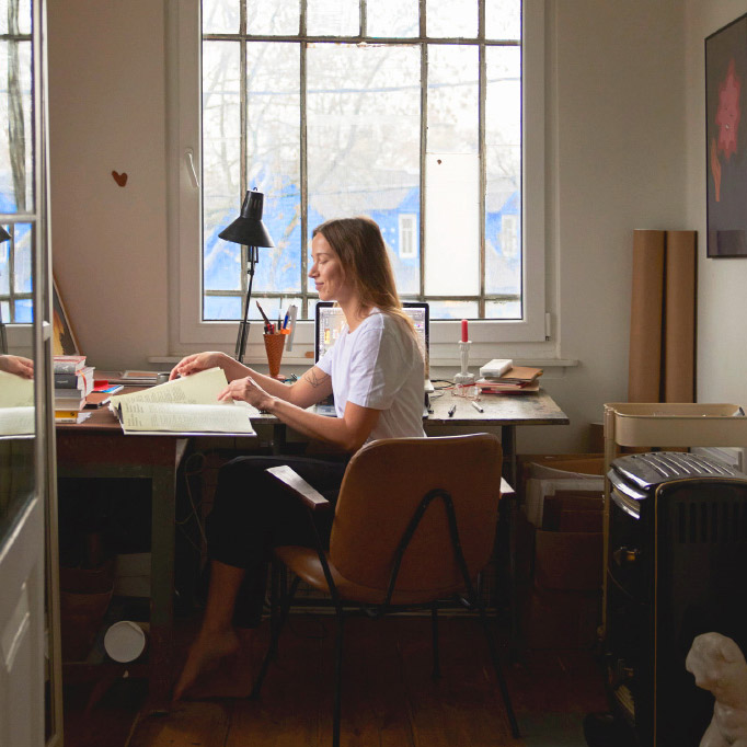 Lina Disciplina / couple in front with child and vacuum cleaner