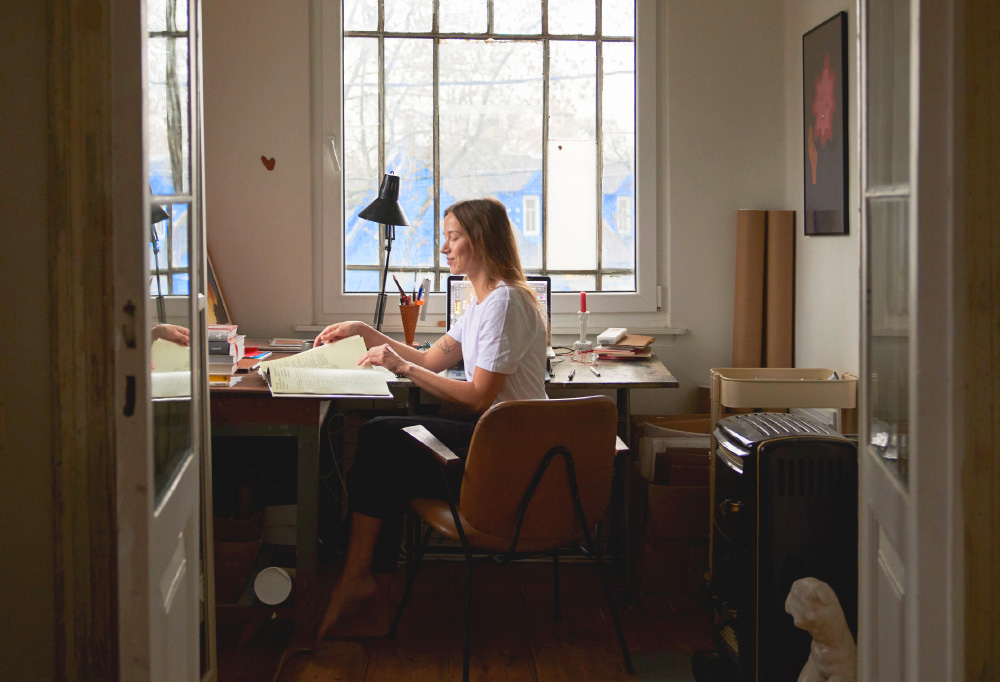 Lina Disciplina / couple in front with child and vacuum cleaner